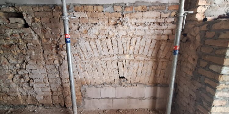 Odsłonięte relikty dawnej synagogi w budynku przy ulicy Branickiego 3 w Białymstoku