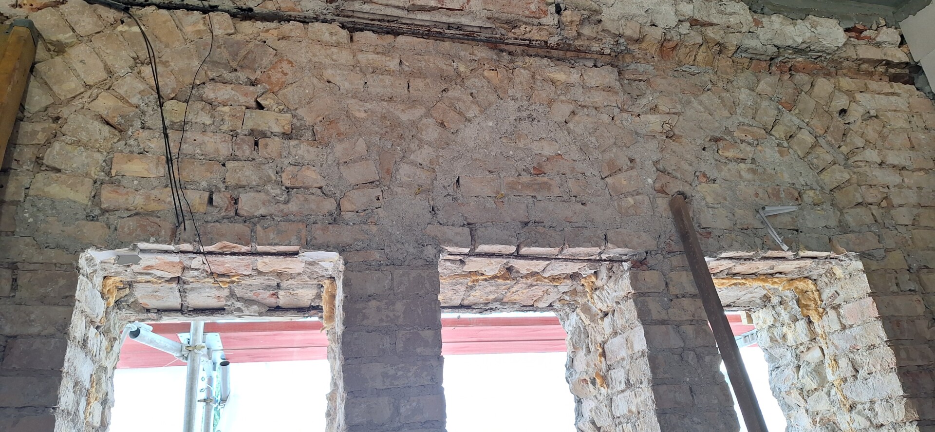 Pod tynkiem przy Branickiego odsłonili dawną bożnicę. Relikty zostaną w nowym budynku