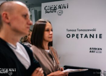 Publiczność na wernisażu wystawy Opętanie Tomasza Tomaszewskiego podczas festiwalu Ciekawi Świata w Białymstoku