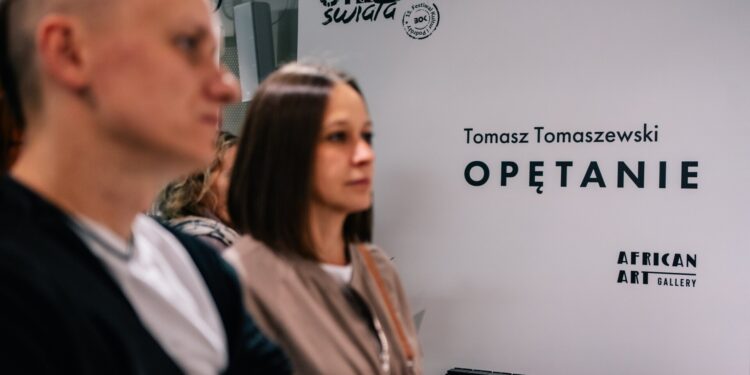 Publiczność na wernisażu wystawy Opętanie Tomasza Tomaszewskiego podczas festiwalu Ciekawi Świata w Białymstoku