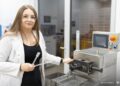Doktorantka Politechniki Białostockiej przy aparaturze laboratoryjnej