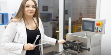 Doktorantka Politechniki Białostockiej przy aparaturze laboratoryjnej