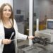 Doktorantka Politechniki Białostockiej przy aparaturze laboratoryjnej