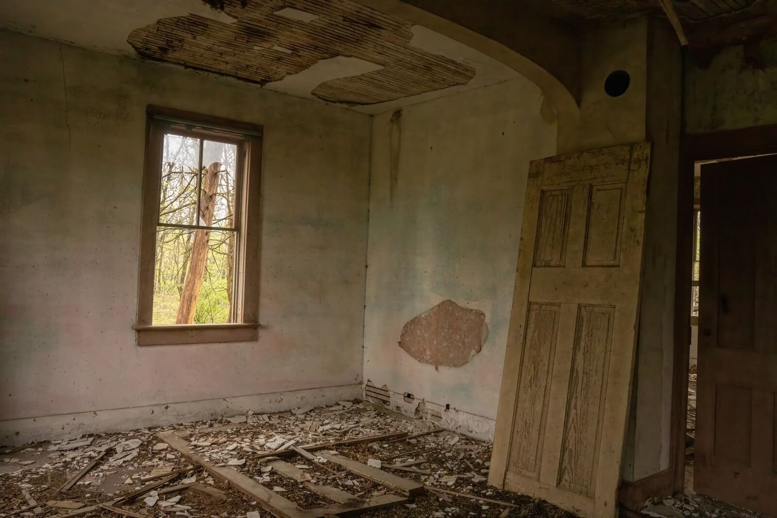 Pod kobietą zarwała się podłoga. dyspozytorowi o tym nie powiedziała