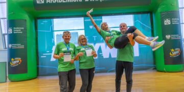 Uczestnicy Igrzysk Studentów Trzeciego Wieku w Akademickim Centrum Sportu Politechniki Białostockiej