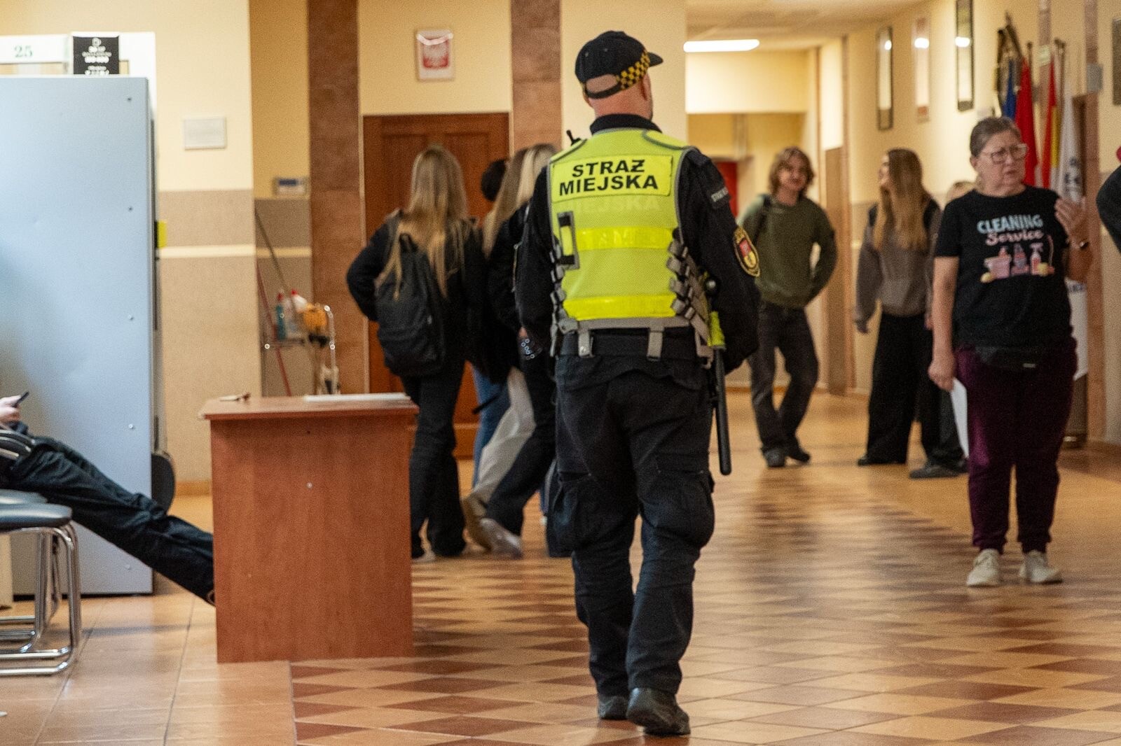 Wi\u0119cej patroli przy bia\u0142ostockich szko\u0142ach. Miasto apeluje o spok\u00f3j