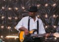 Gitarzysta bluesowy z gitarą elektryczną podczas koncertu