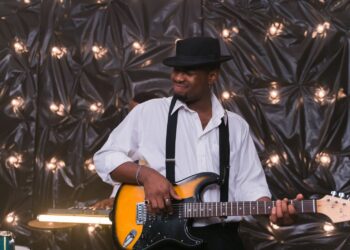Gitarzysta bluesowy z gitarą elektryczną podczas koncertu