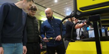 Uczniowie klasy patronackiej przy stanowisku spawalniczym na targach ExpoWELDING w Katowicach