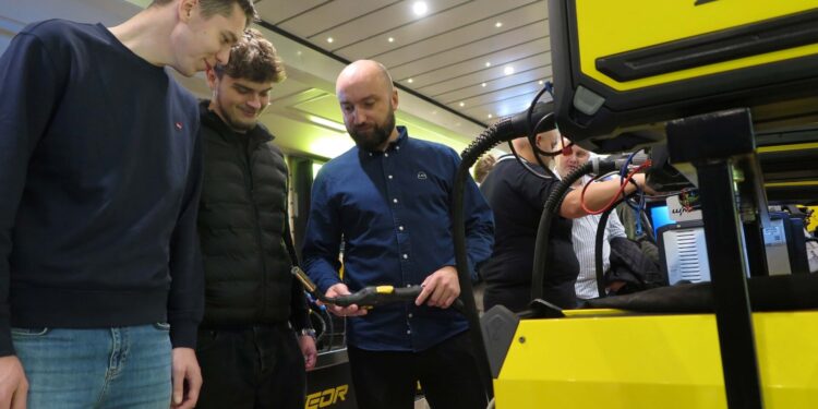 Uczniowie klasy patronackiej przy stanowisku spawalniczym na targach ExpoWELDING w Katowicach