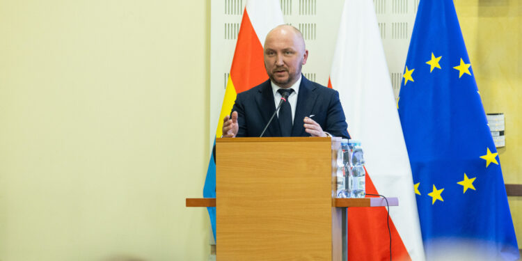Marszałek Łukasz Prokorym przemawia na sesji Sejmiku Województwa Podlaskiego