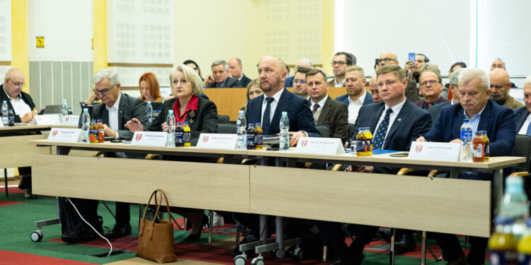 Radni i zarząd województwa podczas sesji Sejmiku Województwa Podlaskiego