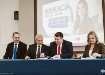 Podpisanie umów na realizację projektu Edukacja przyszłością dla łomżyńskich szkół