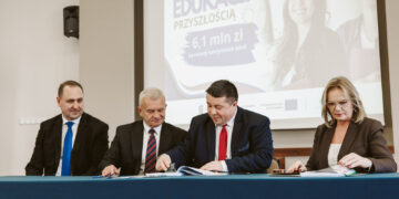 Podpisanie umów na realizację projektu Edukacja przyszłością dla łomżyńskich szkół