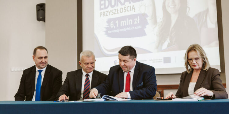Podpisanie umów na realizację projektu Edukacja przyszłością dla łomżyńskich szkół