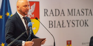 Marszałek województwa podlaskiego przemawia przy mównicy podczas sesji Rady Miasta Białystok