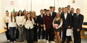 Radni Młodzieżowej Rady Miasta Suwałki po ślubowaniu pozują do wspólnego zdjęcia w sali sesyjnej