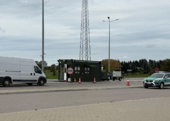 Kontrola dokumentów prowadzona przez Straż Graniczną na granicy polsko-litewskiej