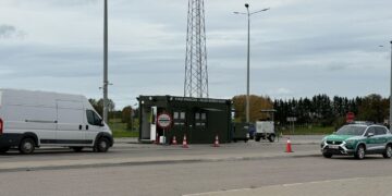Kontrola dokumentów prowadzona przez Straż Graniczną na granicy polsko-litewskiej