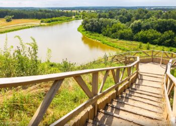 Drewniana kładka widokowa nad doliną rzeki w województwie podlaskim