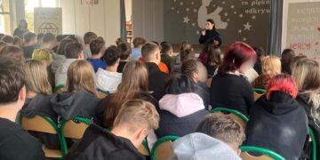 Policjanci podczas spotkania z uczniami na temat bezpieczeństwa