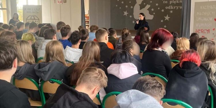 Policjanci podczas spotkania z uczniami na temat bezpieczeństwa