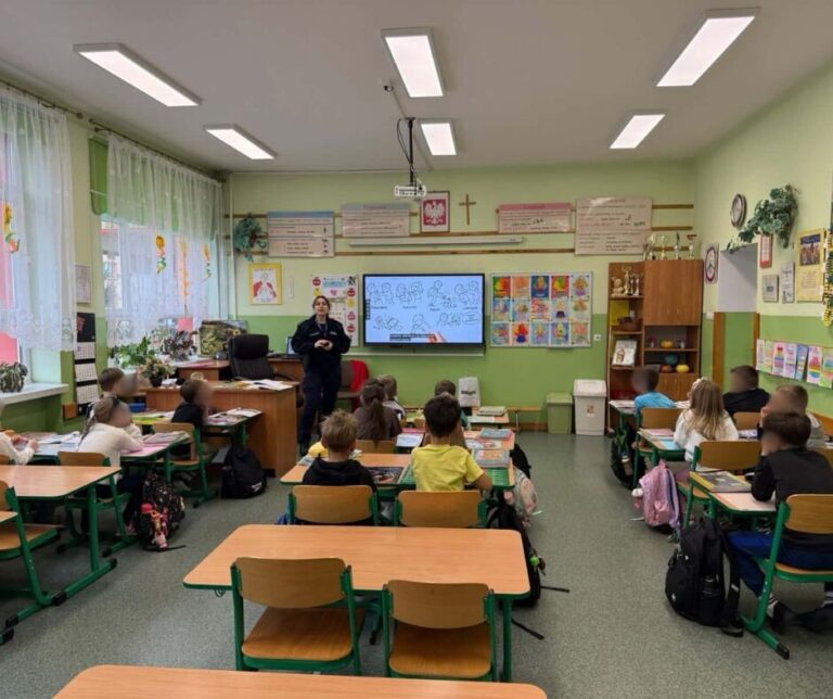 Policjanci podczas spotkania z uczniami na temat bezpieczeństwa (2)