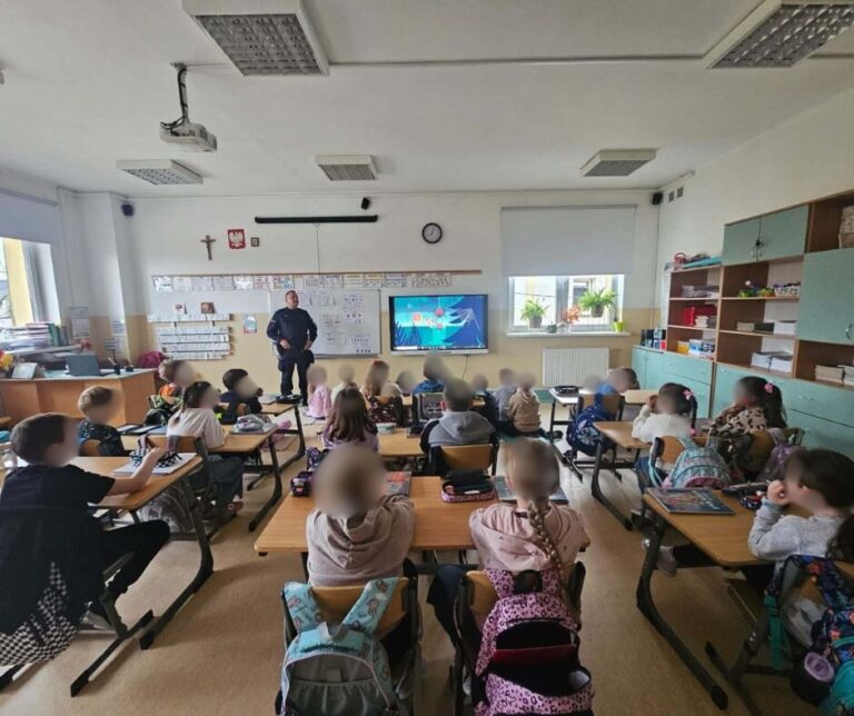Policjanci podczas spotkania z uczniami na temat bezpieczeństwa (4)
