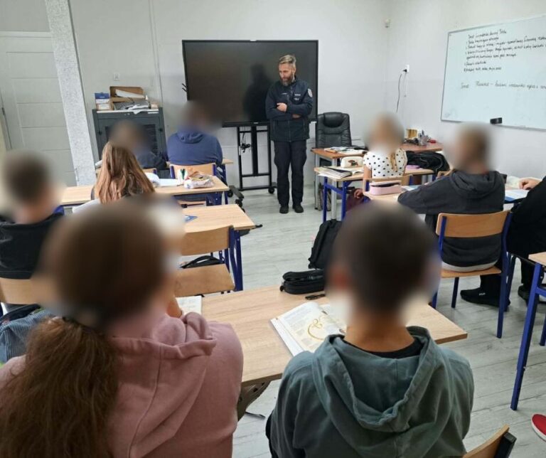 Policjanci podczas spotkania z uczniami na temat bezpieczeństwa (5)