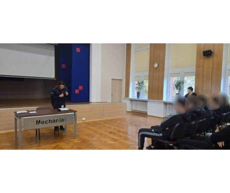 Policjanci podczas spotkania z uczniami na temat bezpieczeństwa (6)