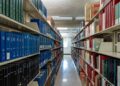 Regały z czasopismami naukowymi w bibliotece uczelnianej