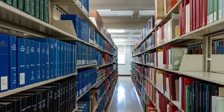 Regały z czasopismami naukowymi w bibliotece uczelnianej