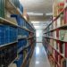 Regały z czasopismami naukowymi w bibliotece uczelnianej