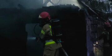 Strażacy podczas gaszenia pożaru drewnianego pustostanu przy ul. św. Andrzeja Boboli w Białymstoku
