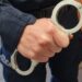 Policjant trzymający kajdanki, zdjęcie ilustracyjne