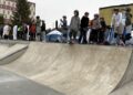 Młodzież na deskorolkach i hulajnogach na betonowej płycie nowego skateparku nad Zalewem Arkadia w Suwałkach