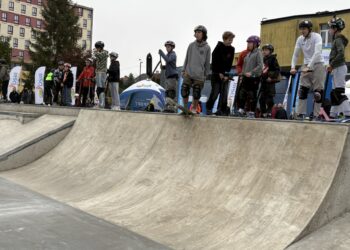 Młodzież na deskorolkach i hulajnogach na betonowej płycie nowego skateparku nad Zalewem Arkadia w Suwałkach