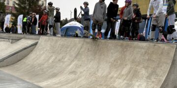 Młodzież na deskorolkach i hulajnogach na betonowej płycie nowego skateparku nad Zalewem Arkadia w Suwałkach