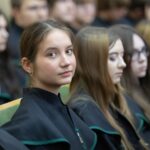 Uczniowie w czarno-zielonych togach podczas ślubowania pierwszoklasistów w auli Politechniki Białostockiej