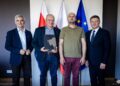 Przedstawiciele zarządu województwa podlaskiego i Gminnej Spółki Wodnej Turośnianka po podpisaniu umowy o dofinansowanie