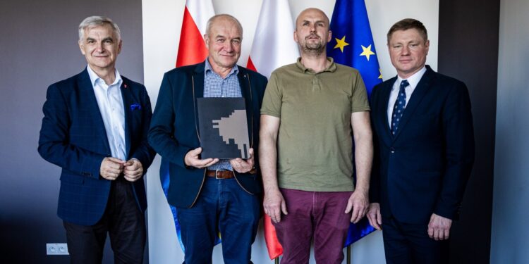 Przedstawiciele zarządu województwa podlaskiego i Gminnej Spółki Wodnej Turośnianka po podpisaniu umowy o dofinansowanie