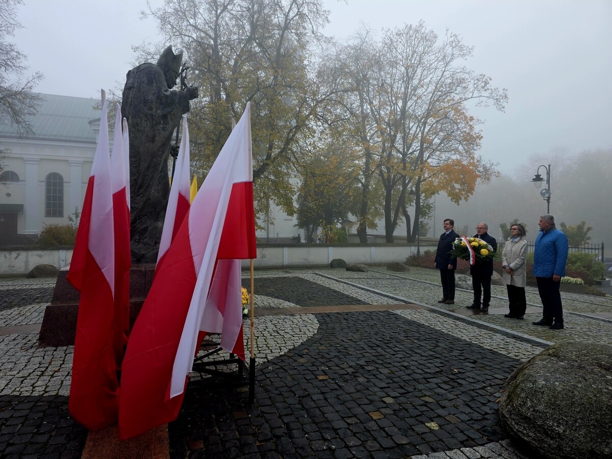Kwiaty pod pomnikiem papieża i obeliskiem ks. Popiełuszki. Suwałki uczciły dwie rocznice