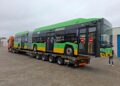 Przegubowy autobus elektryczny Solaris na lawecie przed przekazaniem do suwalskiej zajezdni