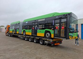 Przegubowy autobus elektryczny Solaris na lawecie przed przekazaniem do suwalskiej zajezdni