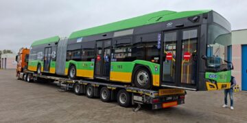Przegubowy autobus elektryczny Solaris na lawecie przed przekazaniem do suwalskiej zajezdni