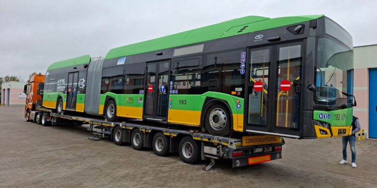 Przegubowy autobus elektryczny Solaris na lawecie przed przekazaniem do suwalskiej zajezdni