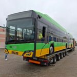 Przegubowy autobus elektryczny Solaris na lawecie przed przekazaniem do suwalskiej zajezdni