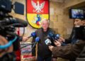 Prezydent Białegostoku Tadeusz Truskolaski rozmawia z dziennikarzami po ćwiczeniach ewakuacyjnych w Urzędzie Miejskim