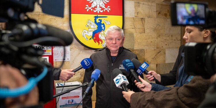 Prezydent Białegostoku Tadeusz Truskolaski rozmawia z dziennikarzami po ćwiczeniach ewakuacyjnych w Urzędzie Miejskim