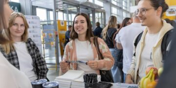 Studenci podczas rozmów z pracodawcami na Targach Pracy Politechniki Białostockiej